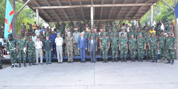 Au centre d'entraînement militaire de Kibombo dans la commune de la N'sele à Kinshasa, l'heure était, ce jeudi, à la clôture de la formation du deuxième bataillon spécial de combat en jungle assurée par des instructeurs français et congolais. C'est le ministre de la Défense nationale et anciens combattants, Gilbert Kabanda Kurhenga qui a présidé cette cérémonie.