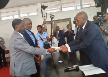 C'était au cours d'une cérémonie organisée pour la circonstance le samedi 11 juin que le vice-Premier Ministre, Ministre des affaires étrangères Christophe Lutundula a remis officiellement le passeport de Patrice Emery Lumumba à l'un de ses fils biologiques François Lumumba.