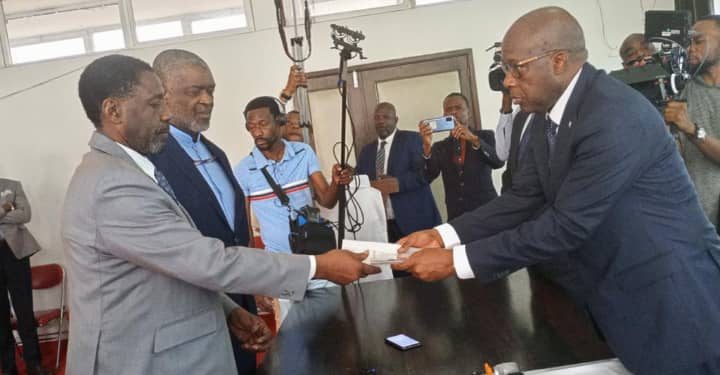 C'était au cours d'une cérémonie organisée pour la circonstance le samedi 11 juin que le vice-Premier Ministre, Ministre des affaires étrangères Christophe Lutundula a remis officiellement le passeport de Patrice Emery Lumumba à l'un de ses fils biologiques François Lumumba.