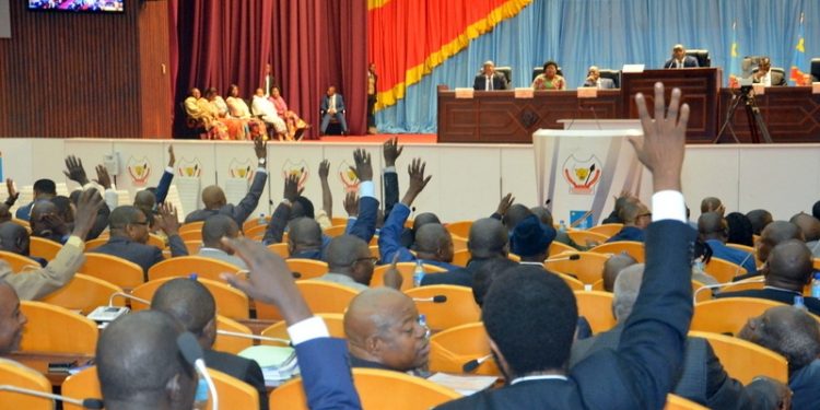 5 députés nationaux ont été invalidés au cours de la plénière de ce mercredi 15 juin à l'Assemblée nationale dirigée par le 1er vice-président de cette chambre du parlement André Mbata. Cette plénière qui s'est tenue à huis clos, était consacrée à l'examen du rapport de la commission spéciale et temporaire chargée d'examiner les cas d'absences non autorisées et non justifiées au cours des sessions de mars et septembre 2021. Du nombre de ces cinq députés nationaux qui ont vu leurs mandats invalidés, Il y a Henri Mova, Adolphe Muzito, Papy Niango, Marie-Anne Mushobekwa et Munimbalimba.