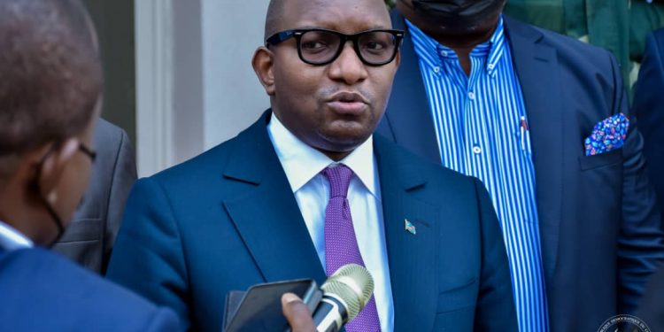 En marge de la visite du souverain pontife en République démocratique du Congo (RDC), les préparatifs poursuivent leur bonhomme de chemin. Le Premier ministre, Sama Lukonde a présidé, ce mardi 31 mai 2022, une réunion du comité préparatoire de cet événement. Avec les Ministres sectoriels qui sont en même temps des responsables de différentes commissions, les experts de la présidence de la République et ceux de la Primature. Il était question pour le Premier Ministre de s’assurer du bon déroulement des préparatifs à différents niveaux.
