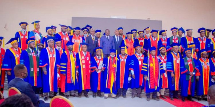 Le professeur de l'Université de Kinshasa réunis au sein de l'Association des professeurs de l'Université de Kinshasa ( APUKIN ) ont décidé d'entrer en grève sèche depuis ce 20 juillet. Une des décisions prises dans le cadre de leur Assemblée générale tenue en cette même date qui a examiné la situation de la concrétisation des engagements pris entre le Gouvernement et le réseau des professeurs du Congo.