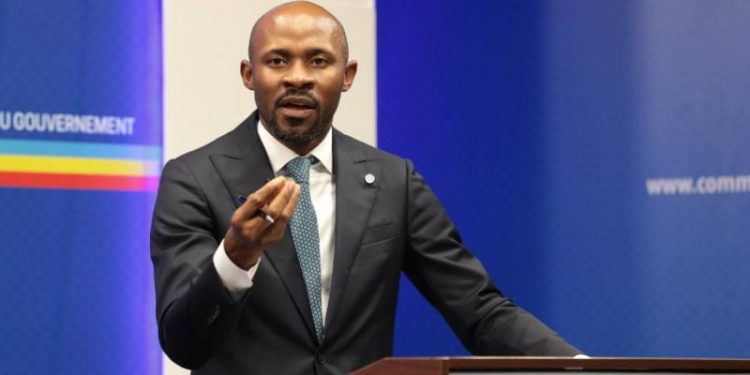 La sortie médiatique de Jean Kabund ne cesse de susciter des réactions aussi bien spontanées que provoquées. Devant la presse ce lundi dans la soirée, au côté de son collègue du commerce extérieur, le Ministre de la communication et médias Patrick Muyaya a répondu subtilement aux propos de Jean-Marc Kabund sur les chiffres économiques du gouvernement qu'il qualifie d'erronés.
