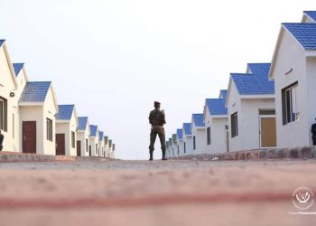 C'est le président de la République Félix Tshisekedi qui a procédé à la remise de cette cité avec des résidences pour les officiers supérieurs et généraux des Forces armées de la République démocratique du Congo (FARDC) ce samedi 02 juillet 2022. Elle est constituée de 30 villas prêtes à abriter les bénéficiaires.
