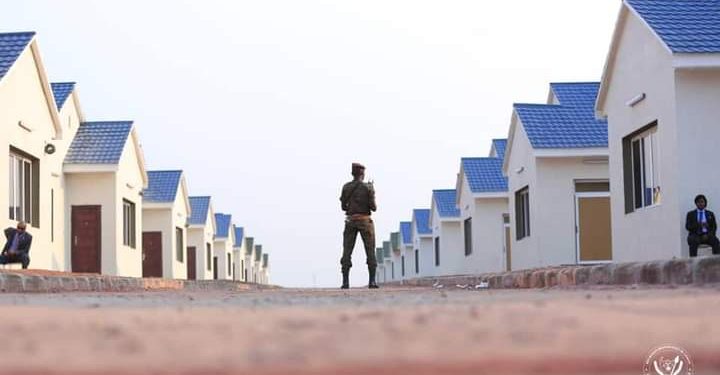 C'est le président de la République Félix Tshisekedi qui a procédé à la remise de cette cité avec des résidences pour les officiers supérieurs et généraux des Forces armées de la République démocratique du Congo (FARDC) ce samedi 02 juillet 2022. Elle est constituée de 30 villas prêtes à abriter les bénéficiaires.