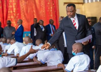 L'examen national de fin d'études primaires a démarré ce mardi 05 juillet 2022 sur l'ensemble du territoire national de la République démocratique du Congo. Dans la totalité, les chiffres du Ministère de l'Enseignement Primaire Secondaire et Technique (EPST) renseignent que 2.011.188 candidats sont attendus pour cette session d'ENAFEP 2022