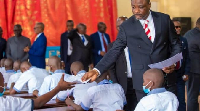 L'examen national de fin d'études primaires a démarré ce mardi 05 juillet 2022 sur l'ensemble du territoire national de la République démocratique du Congo. Dans la totalité, les chiffres du Ministère de l'Enseignement Primaire Secondaire et Technique (EPST) renseignent que 2.011.188 candidats sont attendus pour cette session d'ENAFEP 2022