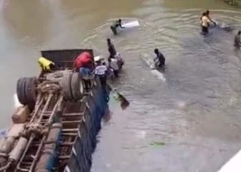 Au total 35 personnes ont perdu leur vie, selon un bilan provisoire, dans un terrible accident de circulation survenu ce mardi 12 juillet, sur la Route nationale numéro 1 (RN1), à la hauteur du pont de la rivière Ngongo, près de la bifurcation de Kwilu-Ngongo, à quelques kilomètres de la ville de Mbanza-Ngungu dans la province du Kongo Central.