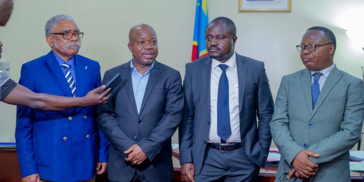 Il fallait bien des excuses : « Ce sont les entreprises indépendantes qui ont encaissé cet argent et non le ministère  », cette phrase du professeur Charles Odoko, rapporteur du comité exécutif de l’apukin restitue bien les faits et dédouane le Ministre Mohindo Nzangi pointé maladroitement responsable d'une prétendue malversation financière dans les caisses de l'Unikin.