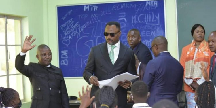 L'Athénée Hewa Bora, l'ex Athénée royal dans la ville de Kolwezi, chef lieu de la province de Lualaba a été choisi ce lundi 18 juillet 2022 pour le lancement de l'examen d'Etat édition 2021-2022 en République démocratique du Congo.