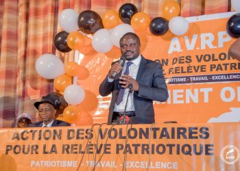 Mardi 18 juillet marque la naissance d’un nouveau-né dans l’arène politique congolaise. Avec un blason tricolore, blanc, orange et noir, l’action des volontaires pour la relève patriotique voit officiellement jour à Kinshasa. Crée par le Ministre de l’Esu, Muhindo Nzangi, l’Avrp prône le patriotisme, le travail et l’excellence.