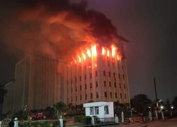 Le feu est éteint ce matin. La priorité pour l'instant est d'établir les causes de l'incendie. L'immeuble abritant le siège de la société commerciale des transports et des ports (Sctp, ex-Onatra), sur le boulevard du 30 juin dans la commune de la Gombe, centre-ville de Kinshasa, a été partiellement dévasté par les flammes, dimanche dans la nuit. .