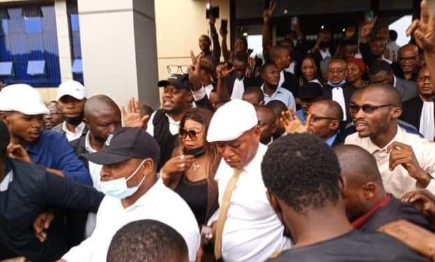 En homme libre, Jean-Marc Kabund sera entendu de nouveau le 01 Août 2022 au parquet près la Cour de Cassation de Kinshasa. Il a bel et bien comparu ce jeudi 28 juillet devant les magistrats debout de cette juridiction, accompagné des membres de son parti politique Alliance pour le changement (ACh).