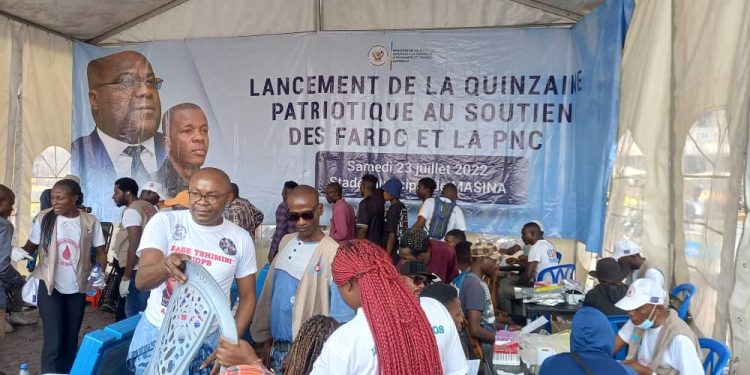 Lors des collectes de sang organisées à Kinshasa, les donneurs répondent toujours présents. Comme ce samedi 30 Juillet 2022 où le rond-point huilleries accueille un grand nombre des donateurs bénévoles du sang pour sauver les vies des militaires FARDC et policiers engagés dans des opérations de traque des forces négatives dans l'Est du pays.