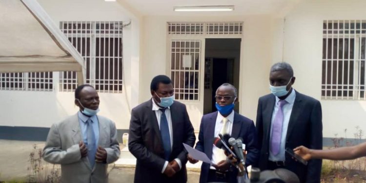 Tous les professeurs émérites de l’enseignement supérieur et universitaire seront honorés ce lundi 01 août à l’occasion de la fête des parents. Le Chef de l’Etat, Félix Tshisekedi va procéder à la remise officielle de véhicules à ces professeurs qui rassemblent en eux, nombre d’années d’enseignement, un âge avancé et ayant une expérience avérée dans le secteur.