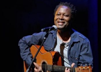 Après l’expérience continentale dans « the Voice” Afrique aux côtés Singula, Charlotte Dipanda et Asalfo, le roi de la musique acoustique congolaise met désormais le cap vers l’international par ce choix de N.A.R.A.S porté sur sa personne en devenant l’un de ses membres au jury de « Grammies », édition 2022.