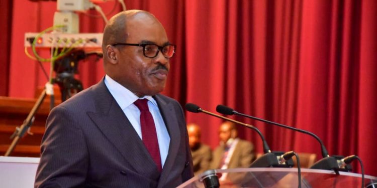 Ce niveau de mobilisation représente un taux d'exécution de 104 %. Les prévisions étaient de l'ordre de 1.047 milliards de Francs congolais soit 523 millions de dollars américains, alors que les recettes réalisées sont de l'ordre de 1.087 milliards de francs Congolais, soit près de 543 millions de dollars américains, cela pour le seul mois de juin de l'année 2022.