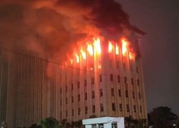 Jusqu'à présent, l'origine de l'incendie de l'immeuble de la Société Congolais de transport et port (SCTP) ce 25 juillet 2022 sur le Boulevard du 30 juin a Kinshasa Gombe reste inconnue bien que le corps des sapeurs-pompiers avait avancé la piste d'un court-circuit.