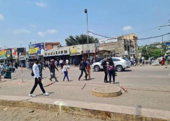 DJ13 est un jeune leader de Kitambo, qui s’est spécialisé dans la musique citoyenne et urbaine à Kinshasa, comme créneau du futur, selon lui, pour demain, émerger sur la grande scène de la République démocratique du Congo