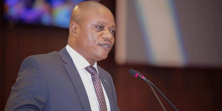 Le président de l'Assemblée nationale Christophe Mboso n'entend pas lâcher d'une semelle le député national Jean-Marc Kabund à Kabund. Après l'avoir convoqué à se présenter le 04 août dernier, chose que le président de l'Alliance pour le changement n'a pas fait.