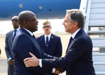 C'est le Vice-Premier Ministre congolais en charge des Affaires Étrangères Christophe Lutundula qui a accueilli le Secrétaire d'Etat américain Antony Blinken à son arrivée.