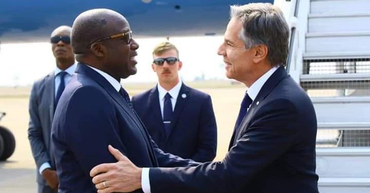 C'est le Vice-Premier Ministre congolais en charge des Affaires Étrangères Christophe Lutundula qui a accueilli le Secrétaire d'Etat américain Antony Blinken à son arrivée.
