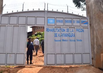 La prison de Butembo au Nord-kivu a été attaquée ce mercredi dans les petites heures du matin par des hommes armés. Sur 874 détenus, 702 sont toujours recherchés, 115 ont été capturés, 57 ont refusé de suivre les assaillants et sont restés dans leurs cellules alors que 2 policiers et 4 assaillants tués dont 3 lynchés par la population