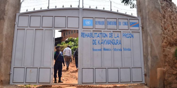 La prison de Butembo au Nord-kivu a été attaquée ce mercredi dans les petites heures du matin par des hommes armés. Sur 874 détenus, 702 sont toujours recherchés, 115 ont été capturés, 57 ont refusé de suivre les assaillants et sont restés dans leurs cellules alors que 2 policiers et 4 assaillants tués dont 3 lynchés par la population