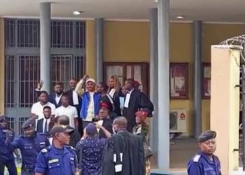 Alors qu'il était placé sous mandat d'arrêt provisoire le 9 août et conduit à la prison centrale,Vu  Jean Marc Kabund, vu son statut de député national est assigné en résidence surveillée par la Cour de cassation