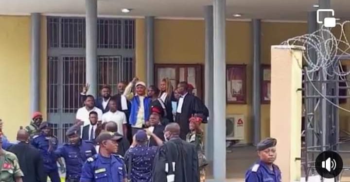 Alors qu'il était placé sous mandat d'arrêt provisoire le 9 août et conduit à la prison centrale,Vu  Jean Marc Kabund, vu son statut de député national est assigné en résidence surveillée par la Cour de cassation