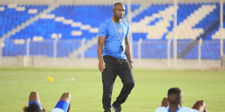 Quelques jours après avoir officialisé son arrivée à la tête du staff technique du club soudanais d'Al Hilal Omdurman, en provenance de la Renaissance Sportive de Berkane du Maroc, le technicien franco-congolais Jean-Florent Ibenge a dirigé sa toute première séance d'entraînement dans la soirée de ce lundi 15 Août 2022 au Al Hilal stadium.