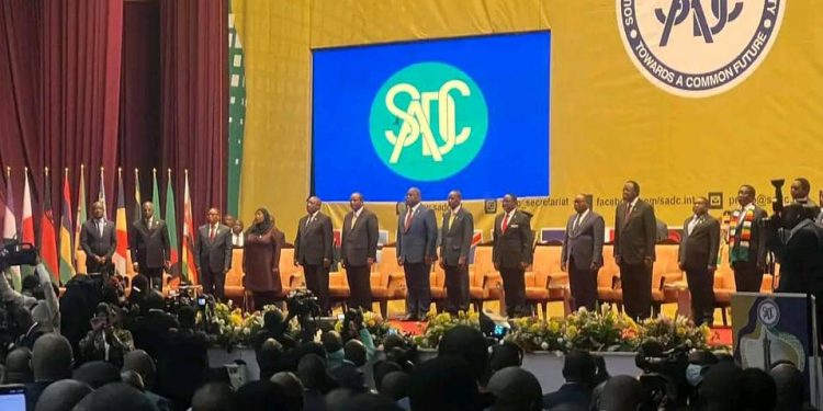 Ça y est, le coup d'envoi des travaux du 42e sommet des Chefs d'États et des gouvernements de la communauté de développement de l'Afrique Australe (SADC) vient d'être donné par le président de la République démocratique du Congo Félix Tshisekedi au Palais du peuple de Kinshasa.