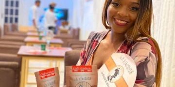 Sous le soleil des tropiques de Kinshasa, le pari d'implanter une culture de café a été osé. A l'initiative Tysia Mukuna, une jeune congolaise passionnée de l'agriculture qui fait pousser le café bien au chaud.