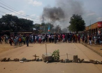 Au regard de la conjoncture actuelle, toute manifestation sur la voie publique a été interdite dans la province du Nord-Kivu. C'est la décision prise par le Gouverneur militaire, Constant Ndima, dans la foulée des manifestations du 12 août à Butembo qui se sont soldées à des dégâts importants notamment la perte en vies humaines de 5 policiers et 3 véhicules de service de sécurité incendiés