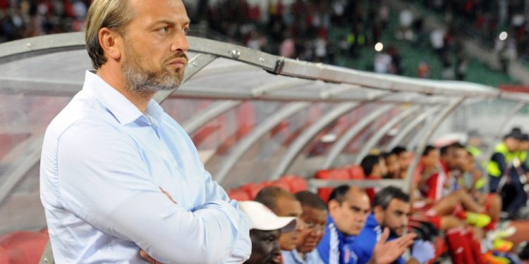 La Fédération Congolaise de Football Association a annoncé le remplacement d'Hector Cuper par le technicien français Sébastien Desabre à la tête du staff technique de la sélection nationale des léopards seniors messieurs de la RDC.