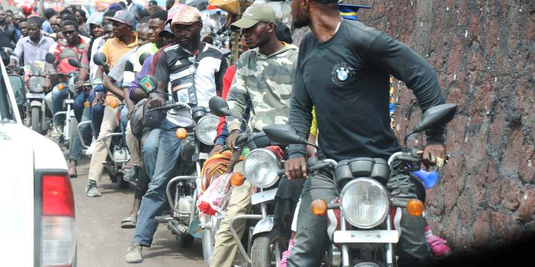 Alors qu’ils sont souvent vilipendés du fait de leur regrettable comportement, notamment sur la voie publique, sur le plan politique, on y pense tout autrement. Ainsi, à Bandalungwa, des motards ont répondu présent au rendez-vous de maitre Lumbu Eden, une avocate, cadre du parti Alliance des Congolais Progressistes (ACP).