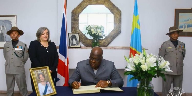 Décès d&rsquo;Elisabeth II : Félix Tshisekedi a signé le livre de condoléances
