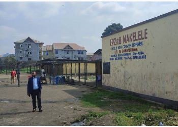 C'est l'une des écoles défigurées de la capitale, prête aussi à accueillir ses élèves dans les conditions sales. Pour un jour de rentrée scolaire normale à l'EP 2 et 8 Makelele à Bandalungwa, seulement une dizaine d'élèves dans une cour d'école habituellement humide.