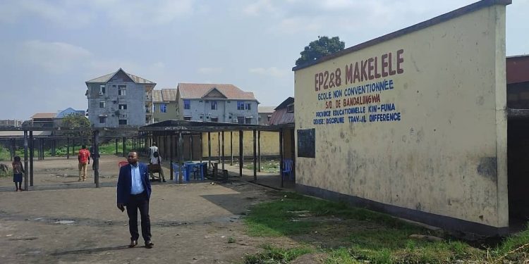 C'est l'une des écoles défigurées de la capitale, prête aussi à accueillir ses élèves dans les conditions sales. Pour un jour de rentrée scolaire normale à l'EP 2 et 8 Makelele à Bandalungwa, seulement une dizaine d'élèves dans une cour d'école habituellement humide.