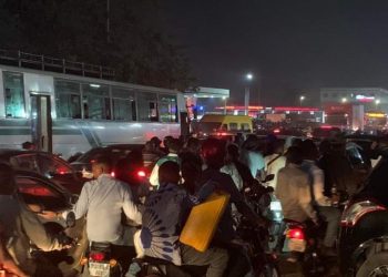 Devant les pompes, des innombrables automobilistes se présentent, une file d’attente s’étire sur des dizaines de mètres, d'autres repartent bredouilles. Les clients se succèdent sur les pompes qui ne cessent de tourner en permanence. Alors forcément, cela a crée des embouteillages aux entrées des stations-service
