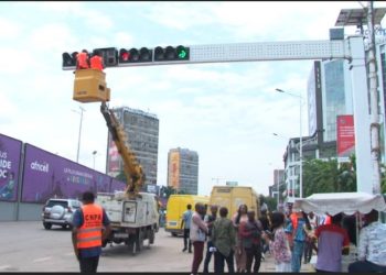 Sécurité routière à Kinshasa : réhabilitation et amélioration des feux de signalisation à la place Mandela