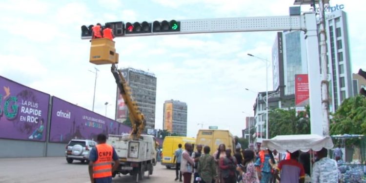Sécurité routière à Kinshasa : réhabilitation et amélioration des feux de signalisation à la place Mandela