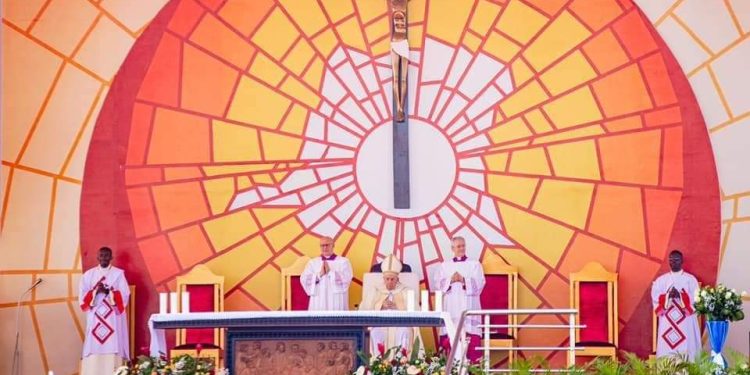 Sainte messe à Ndolo : le Pape François appelle à cultiver la paix