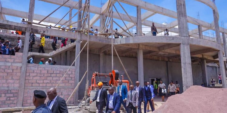 RDC : P. Muyaya et M. Nzangi inspectent les grands travaux dans les établissements de l’ESU