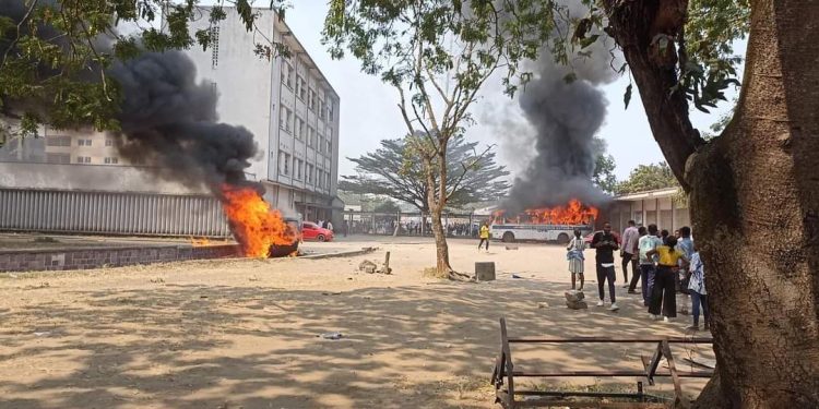 Hausse des frais académiques : Désapprobation violente des étudiants de l&rsquo;UPN