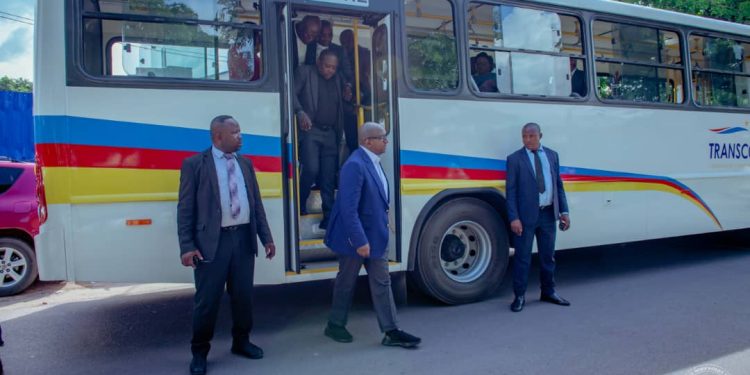 Transports : 21 bus transco montés à Kinshasa livrés