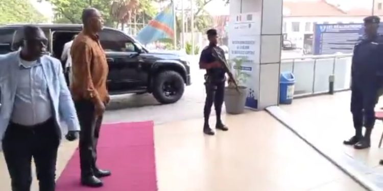 Kinshasa : Gentiny Ngobila pas prêt à céder son siège de gouverneur