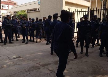 Élections des sénateurs et gouverneur à Kinshasa : la Police repousse les militants qui ont assiégé l&rsquo;APK