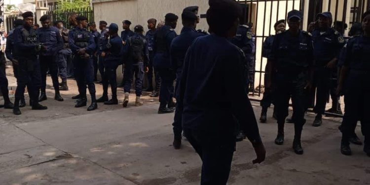 Élections des sénateurs et gouverneur à Kinshasa : la Police repousse les militants qui ont assiégé l&rsquo;APK