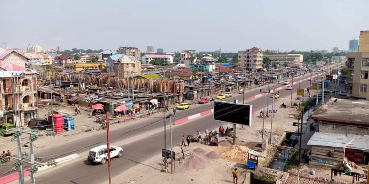 Kinshasa : Un motocycliste se tue en voulant échapper à la police à Gombe